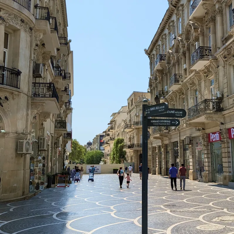 https://d2rzpmb54mcyw0.cloudfront.net/content/guides/baku/baku4.webp