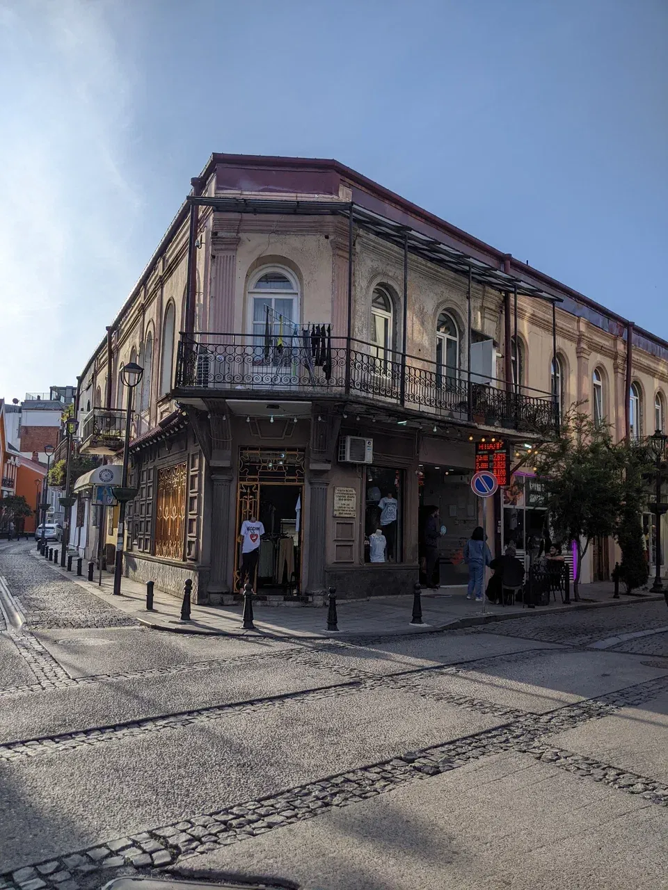 https://d2rzpmb54mcyw0.cloudfront.net/content/guides/batumi/batumi6.webp