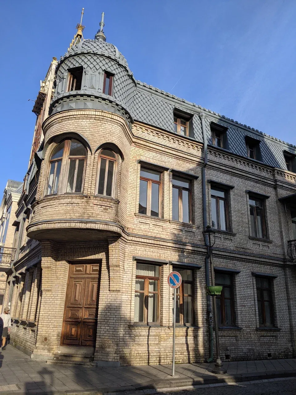 https://d2rzpmb54mcyw0.cloudfront.net/content/guides/batumi/batumi9.webp