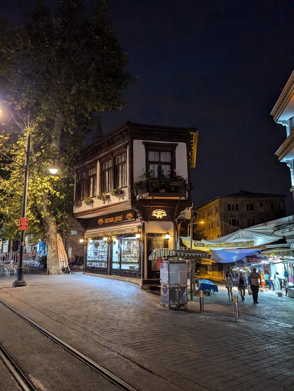 https://d2rzpmb54mcyw0.cloudfront.net/content/guides/bursa/bursa-night.webp
