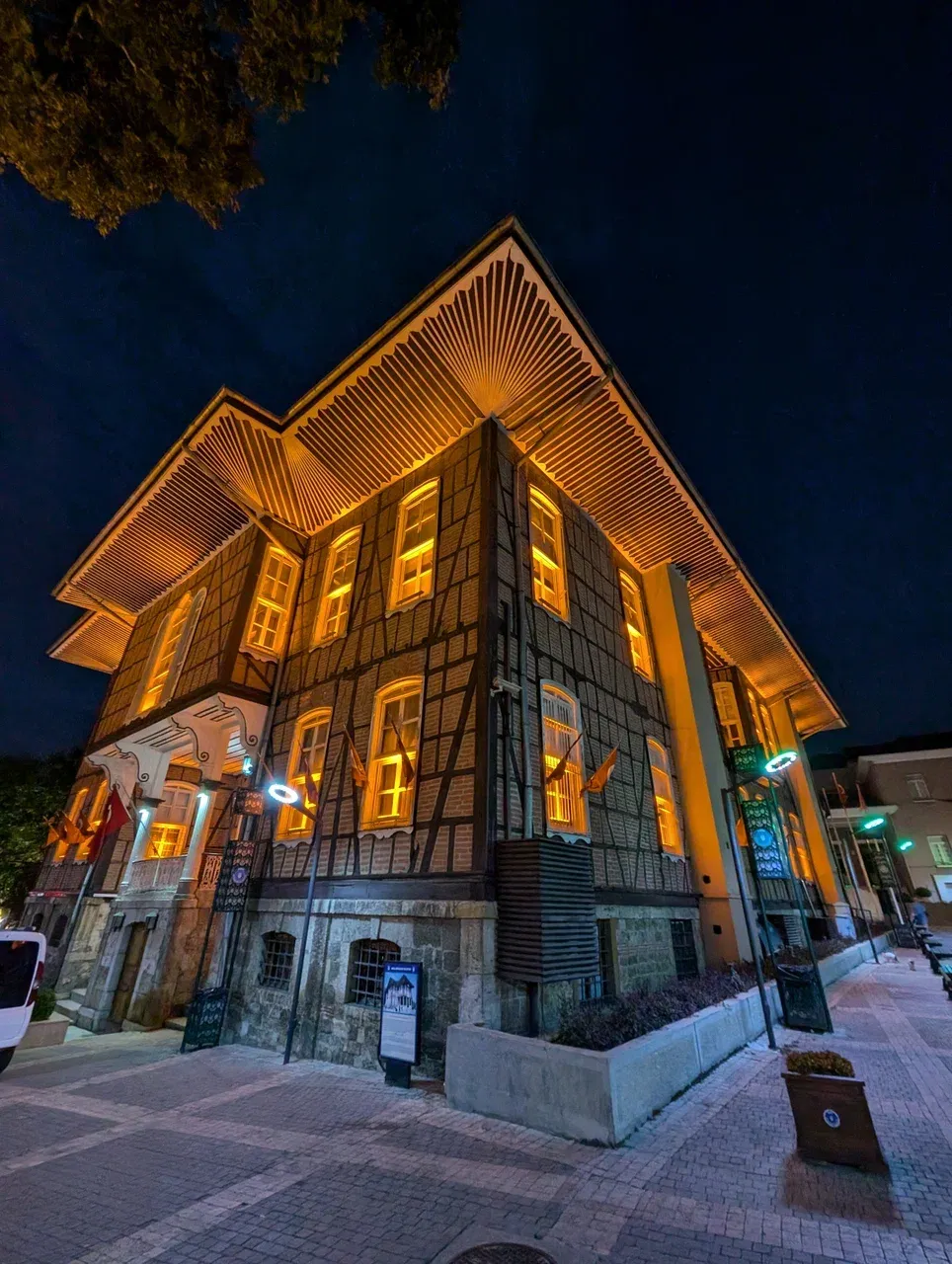 https://d2rzpmb54mcyw0.cloudfront.net/content/guides/bursa/bursa-night2.webp