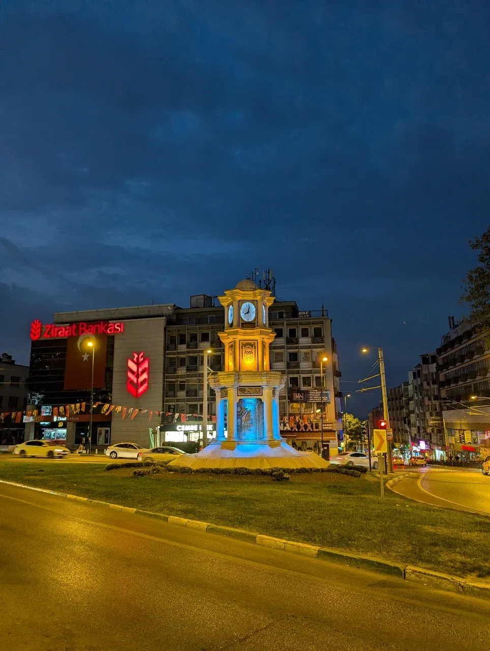 https://d2rzpmb54mcyw0.cloudfront.net/content/guides/bursa/bursa-night3.webp