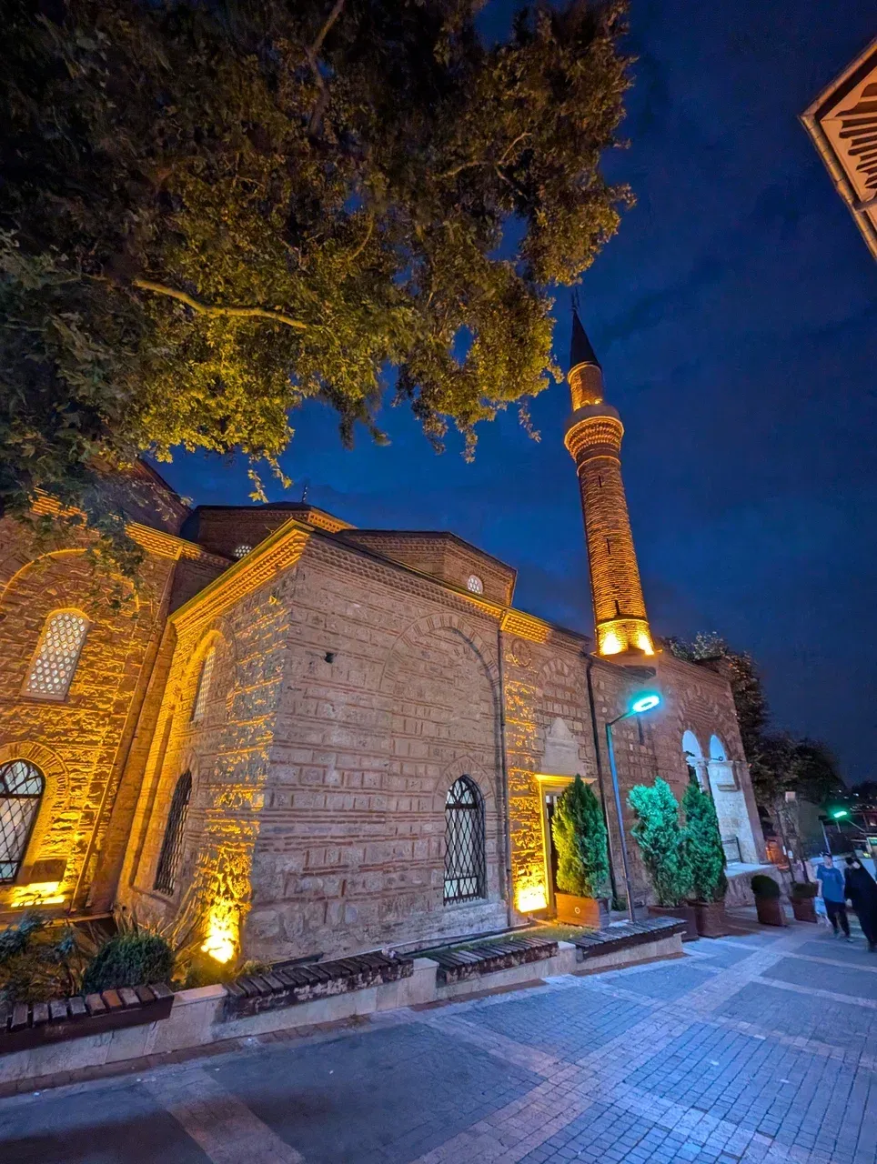 https://d2rzpmb54mcyw0.cloudfront.net/content/guides/bursa/bursa-night4.webp