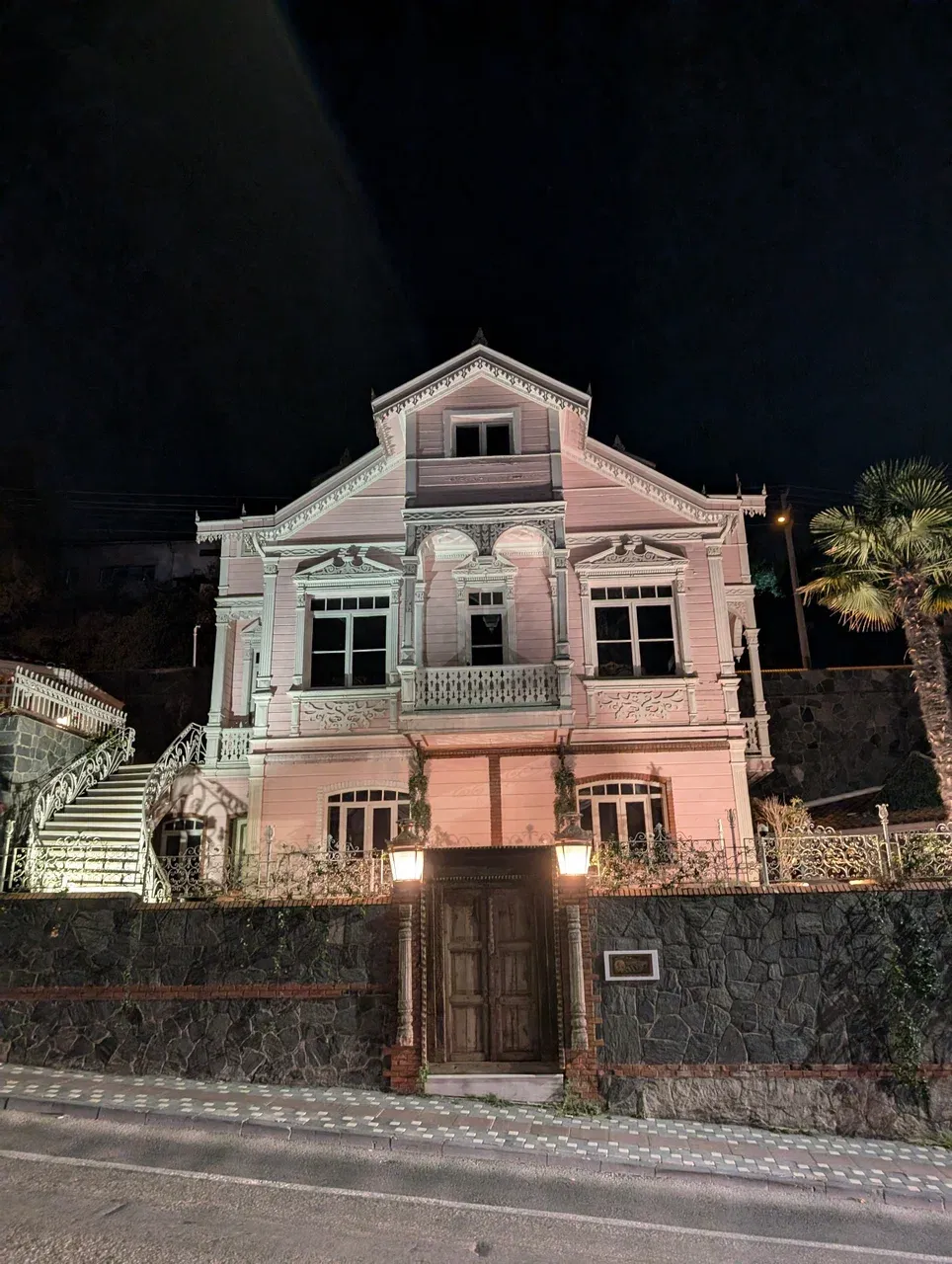 https://d2rzpmb54mcyw0.cloudfront.net/content/guides/bursa/bursa-night5.webp
