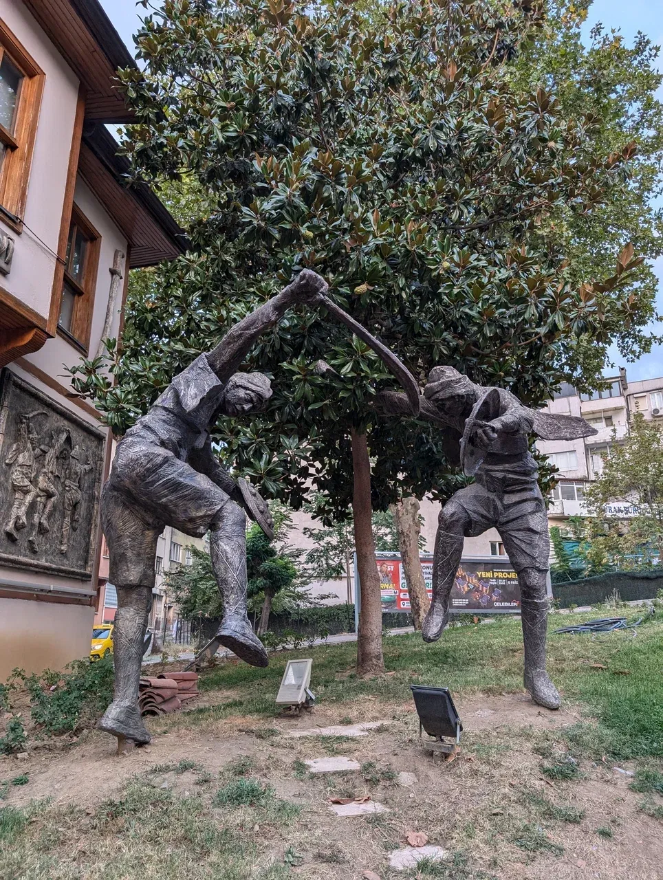https://d2rzpmb54mcyw0.cloudfront.net/content/guides/bursa/bursa-sculptura.webp