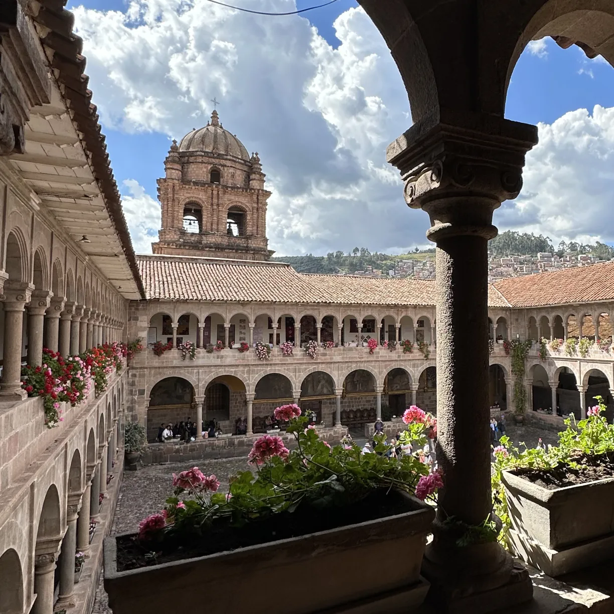 https://d2rzpmb54mcyw0.cloudfront.net/content/guides/cusco/cusco.webp