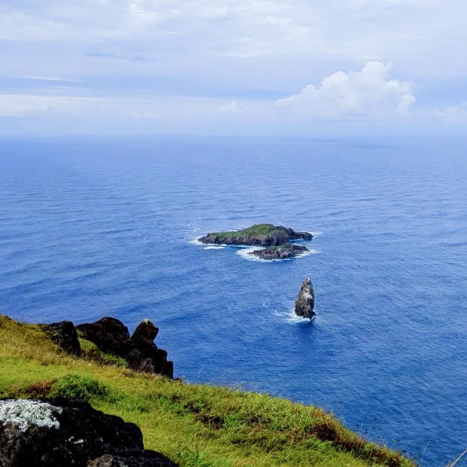 https://d2rzpmb54mcyw0.cloudfront.net/content/guides/eastern-island/easter-island2.webp