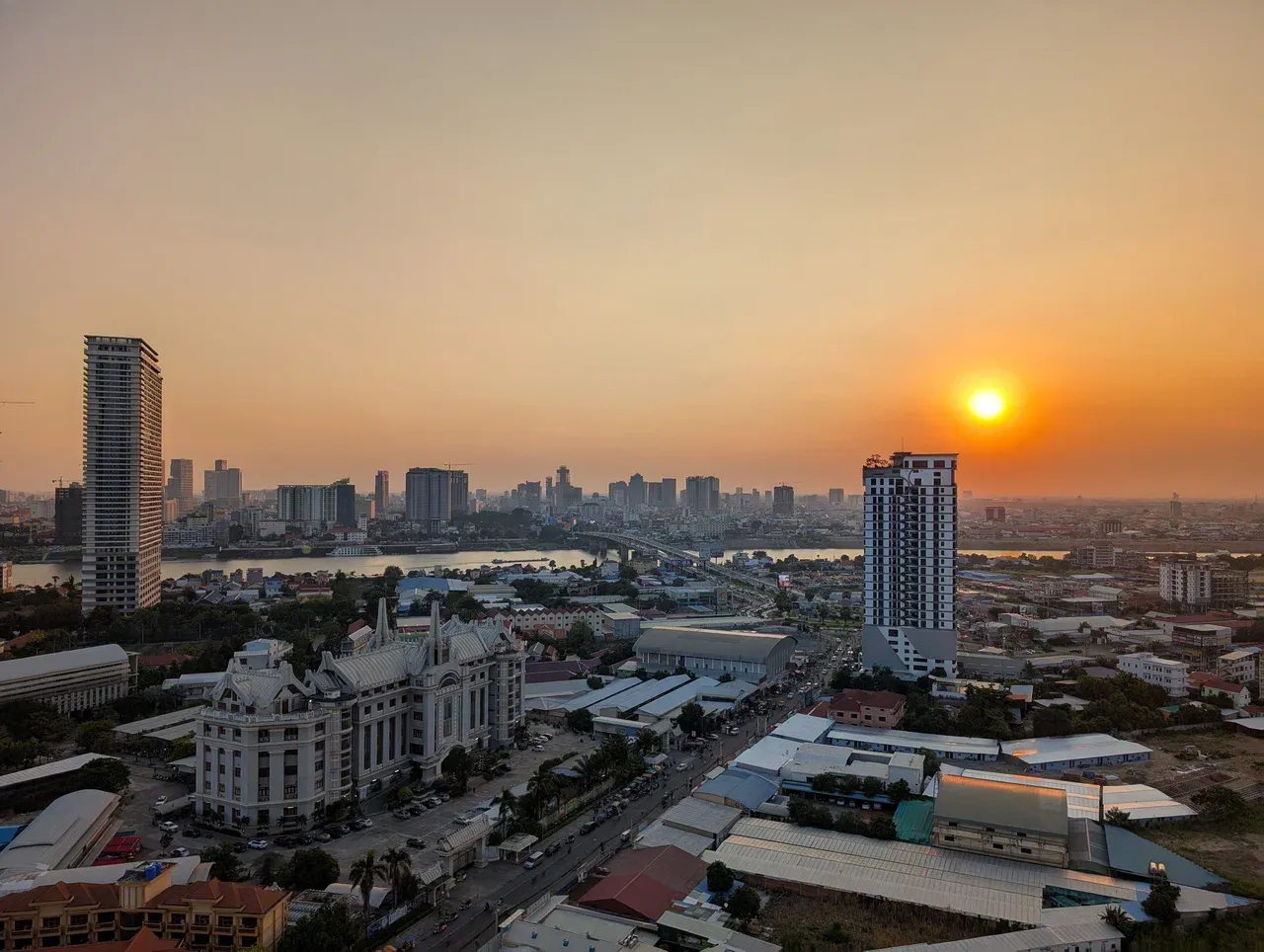 https://d2rzpmb54mcyw0.cloudfront.net/content/guides/phnom-penh/phnom-penh8.webp