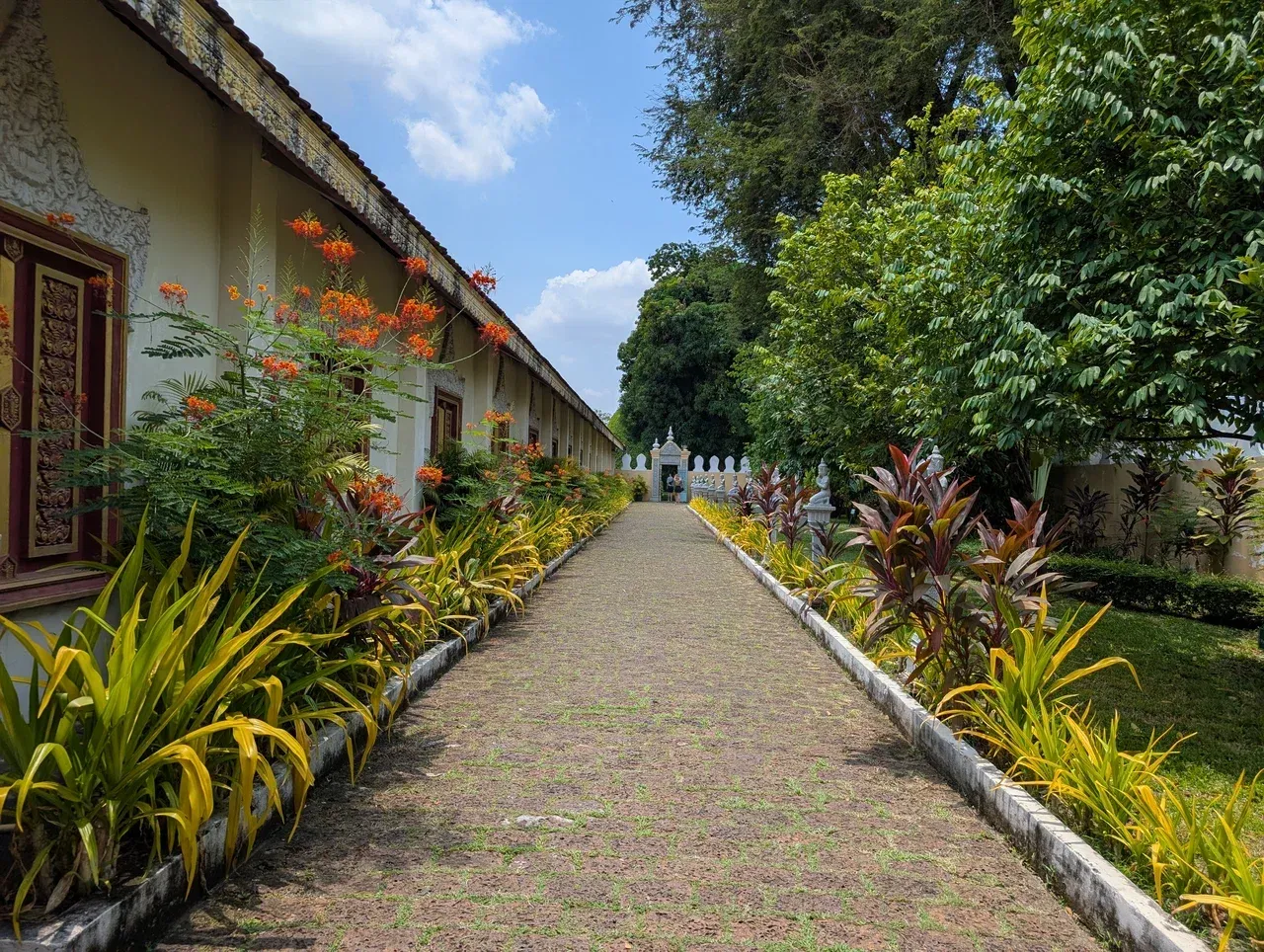 https://d2rzpmb54mcyw0.cloudfront.net/content/guides/phnom-penh/royal-palace-park.webp