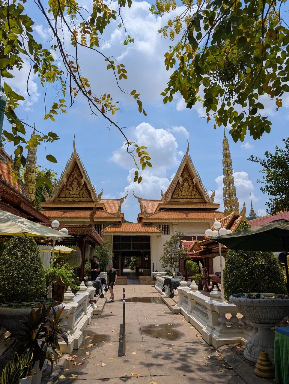 https://d2rzpmb54mcyw0.cloudfront.net/content/guides/phnom-penh/royal-palace-park2.webp