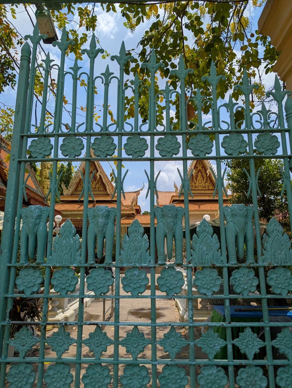 https://d2rzpmb54mcyw0.cloudfront.net/content/guides/phnom-penh/royal-palace-park3.webp
