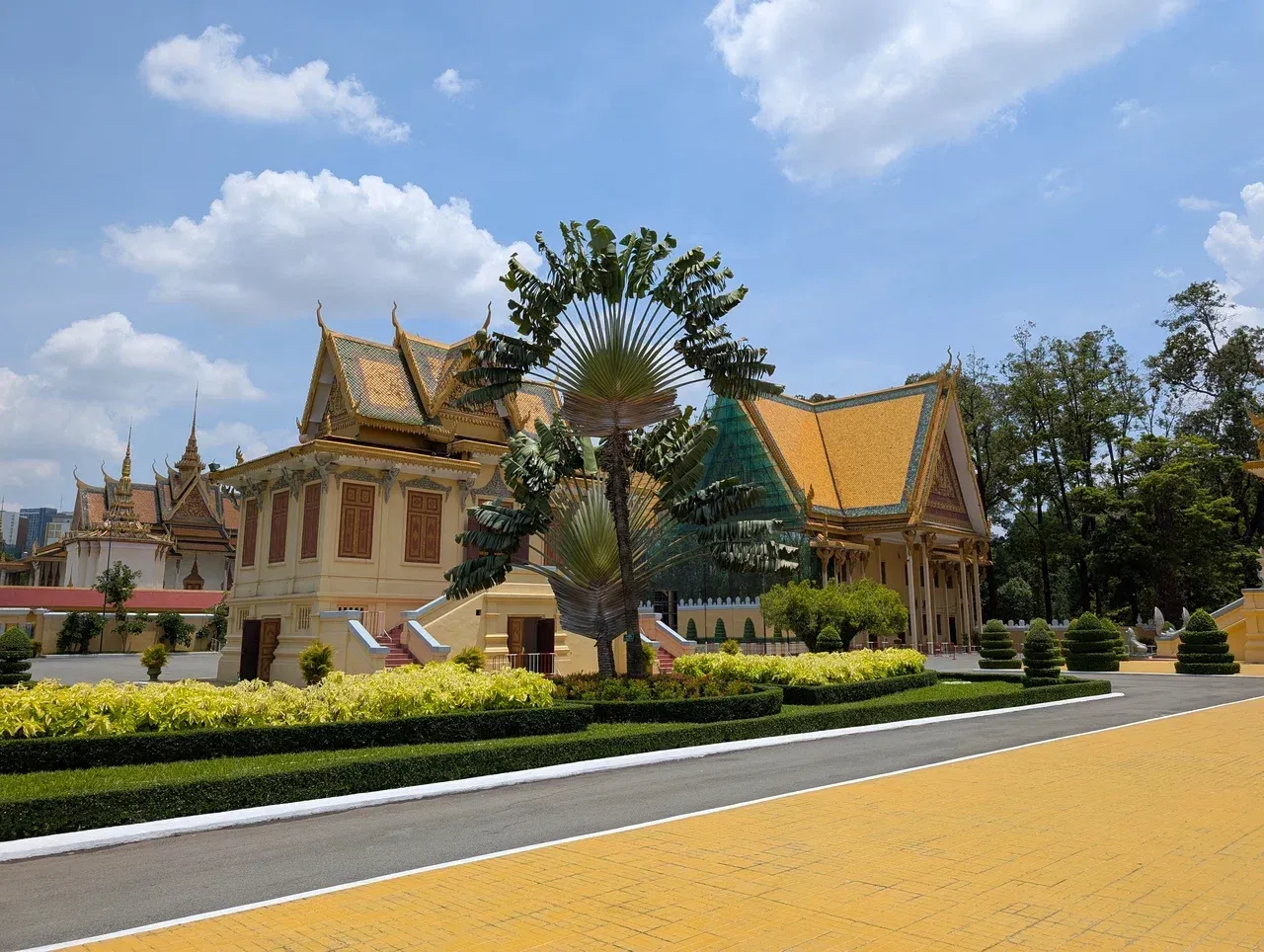 https://d2rzpmb54mcyw0.cloudfront.net/content/guides/phnom-penh/royal-palace-park4.webp