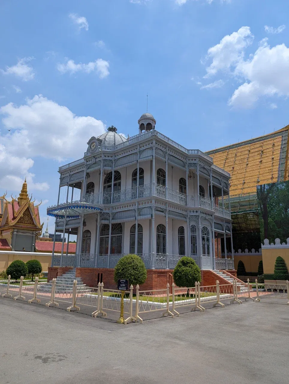 https://d2rzpmb54mcyw0.cloudfront.net/content/guides/phnom-penh/royal-palace-park5.webp