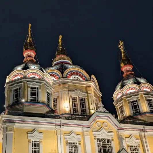 https://d2rzpmb54mcyw0.cloudfront.net/content/guides/almaty/voznesenskiy-sobor2.webp