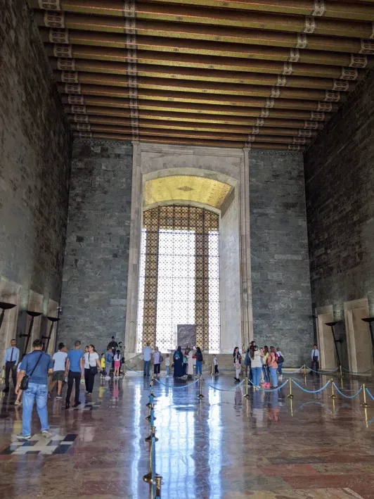https://d2rzpmb54mcyw0.cloudfront.net/content/guides/ankara/anitkabir3.webp