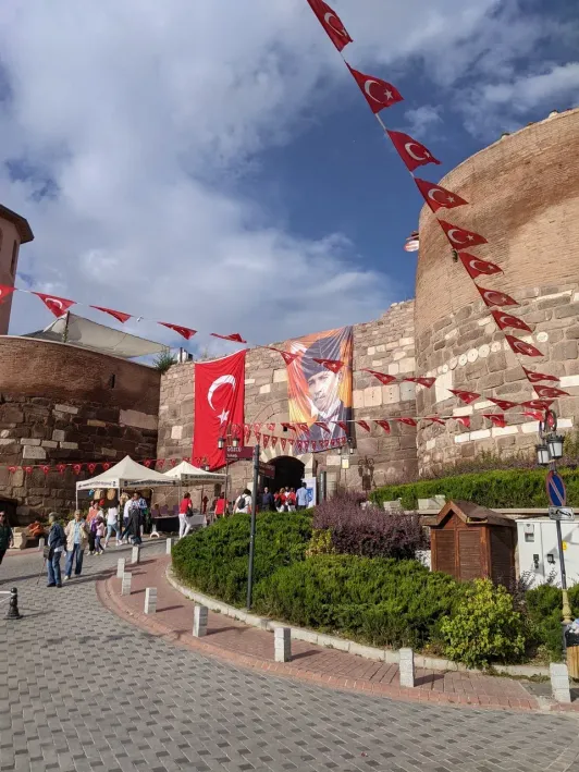 https://d2rzpmb54mcyw0.cloudfront.net/content/guides/ankara/ankara-kalesi2.webp