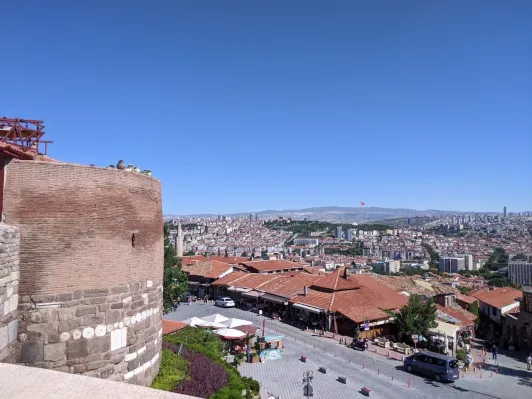 https://d2rzpmb54mcyw0.cloudfront.net/content/guides/ankara/tas-bebek-cafe3.webp