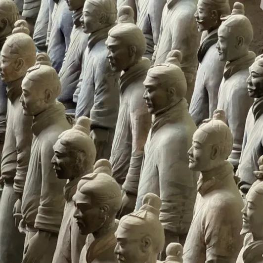 https://d2rzpmb54mcyw0.cloudfront.net/content/guides/b61f17db-d929-4bed-9fe7-908c26a69f47-terracotta_army2.webp