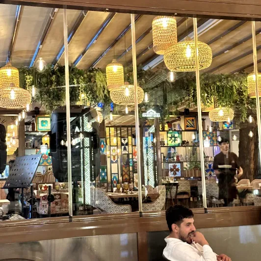 https://d2rzpmb54mcyw0.cloudfront.net/content/guides/baku/araz-terrasse2.webp