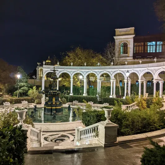 https://d2rzpmb54mcyw0.cloudfront.net/content/guides/baku/filarmonia-sad2.webp