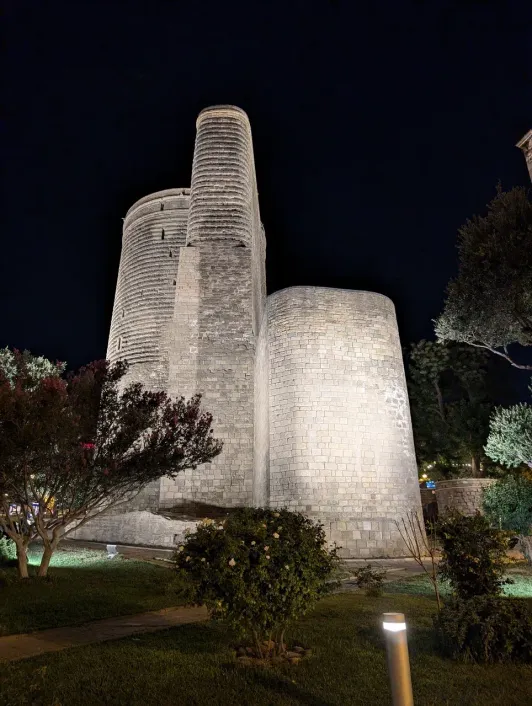 https://d2rzpmb54mcyw0.cloudfront.net/content/guides/baku/maiden-tower3.webp