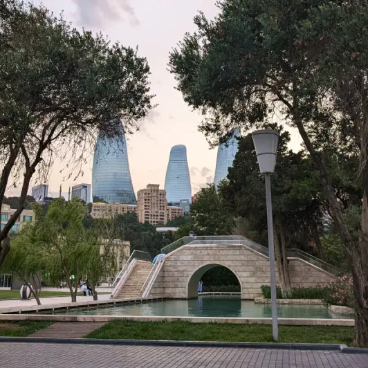 https://d2rzpmb54mcyw0.cloudfront.net/content/guides/baku/mini-venice3.webp
