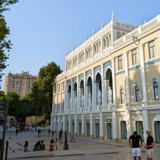 https://d2rzpmb54mcyw0.cloudfront.net/content/guides/baku/museum_nizami2.webp