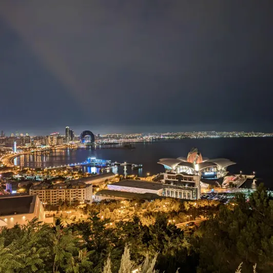 https://d2rzpmb54mcyw0.cloudfront.net/content/guides/baku/nagorniy-park2.webp