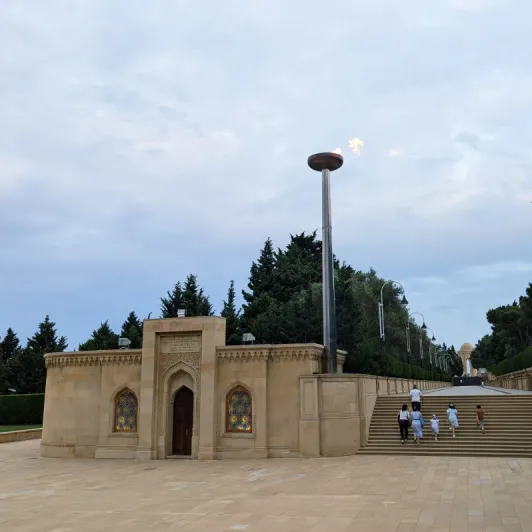 https://d2rzpmb54mcyw0.cloudfront.net/content/guides/baku/nagorniy-park4.webp