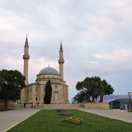 https://d2rzpmb54mcyw0.cloudfront.net/content/guides/baku/nagorniy-park5.webp