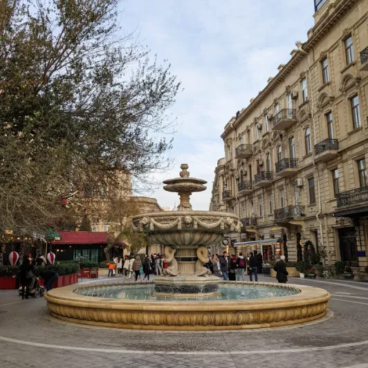 https://d2rzpmb54mcyw0.cloudfront.net/content/guides/baku/nizavi-street2.webp