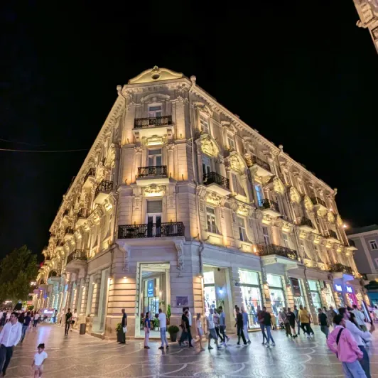 https://d2rzpmb54mcyw0.cloudfront.net/content/guides/baku/nizavi-street3.webp