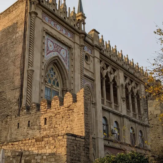 https://d2rzpmb54mcyw0.cloudfront.net/content/guides/baku/old-city2.webp