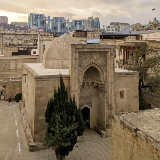 https://d2rzpmb54mcyw0.cloudfront.net/content/guides/baku/old-city3.webp