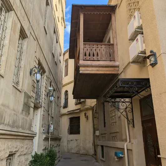 https://d2rzpmb54mcyw0.cloudfront.net/content/guides/baku/old-city4.webp