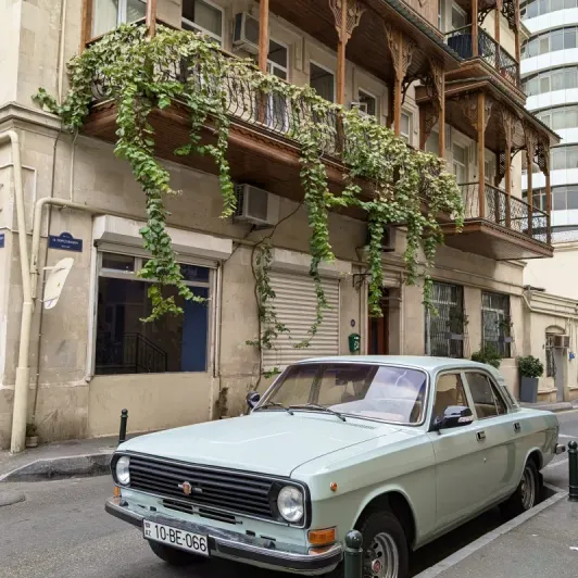 https://d2rzpmb54mcyw0.cloudfront.net/content/guides/baku/old-outer-city3.webp