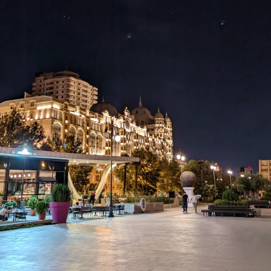 https://d2rzpmb54mcyw0.cloudfront.net/content/guides/baku/zimnii-park2.webp