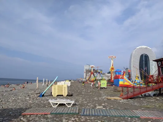 https://d2rzpmb54mcyw0.cloudfront.net/content/guides/batumi/beach2.webp