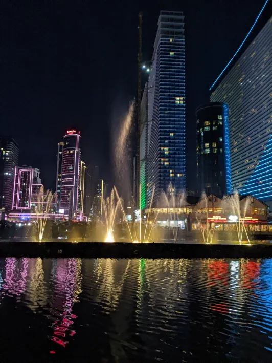 https://d2rzpmb54mcyw0.cloudfront.net/content/guides/batumi/fontain2.webp