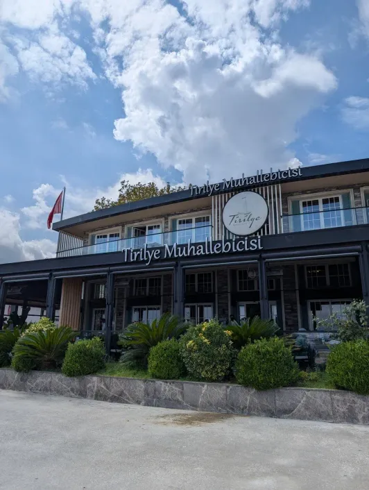 https://d2rzpmb54mcyw0.cloudfront.net/content/guides/bursa/tirilye-muhallebicisi3.webp