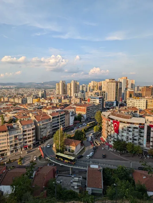 https://d2rzpmb54mcyw0.cloudfront.net/content/guides/bursa/tophane-saat-kulesi2.webp