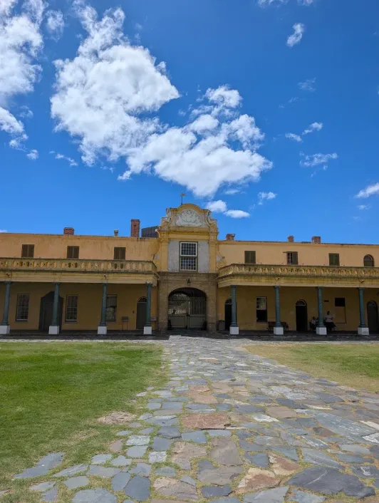https://d2rzpmb54mcyw0.cloudfront.net/content/guides/cape-town/castle-of-good-hope2.webp