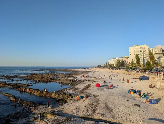 https://d2rzpmb54mcyw0.cloudfront.net/content/guides/cape-town/sea-point-promenade2.webp