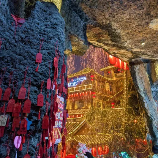 https://d2rzpmb54mcyw0.cloudfront.net/content/guides/chongqing/hongyadong-folk2.webp