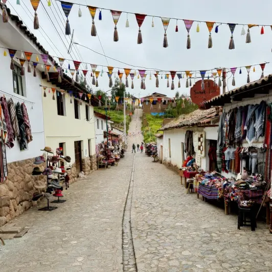 https://d2rzpmb54mcyw0.cloudfront.net/content/guides/cusco/chinchero2.webp