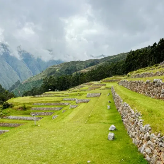 https://d2rzpmb54mcyw0.cloudfront.net/content/guides/cusco/chinchero3.webp