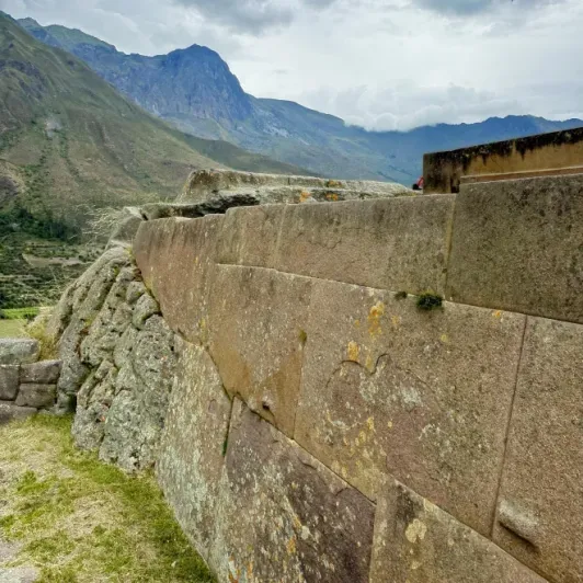 https://d2rzpmb54mcyw0.cloudfront.net/content/guides/cusco/ollantaytambo4.webp