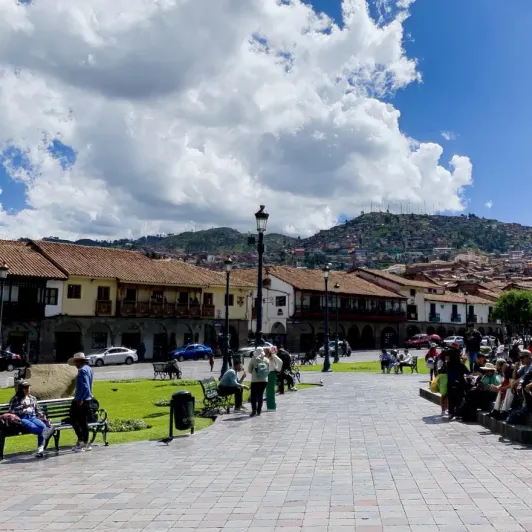 https://d2rzpmb54mcyw0.cloudfront.net/content/guides/cusco/plaza-armas2.webp