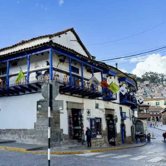 https://d2rzpmb54mcyw0.cloudfront.net/content/guides/cusco/plaza-regocijo2.webp