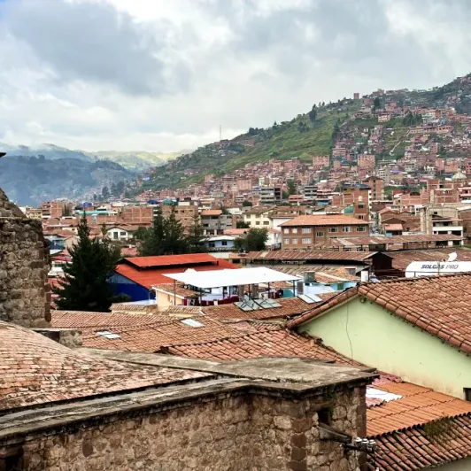 https://d2rzpmb54mcyw0.cloudfront.net/content/guides/cusco/quechua-hotel2.webp